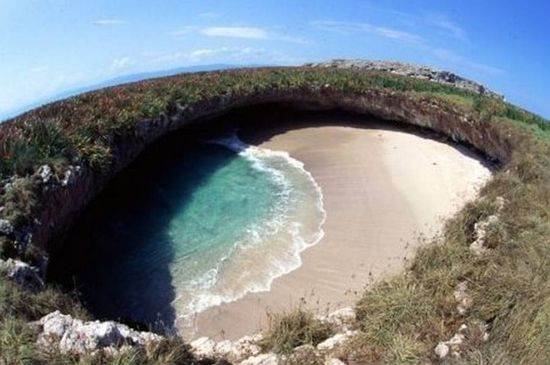 The-hidden-beach-of-Marieta-Islands-Playa-del-Amor-03